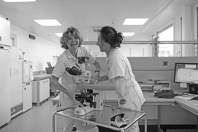 Freude auf die neuen Arbeitsplätze im umgebauten Labor: Die Leiterin Labore Christiane Peine (rechts) und ihre Stellvertreterin Sonja Regner Witt.
